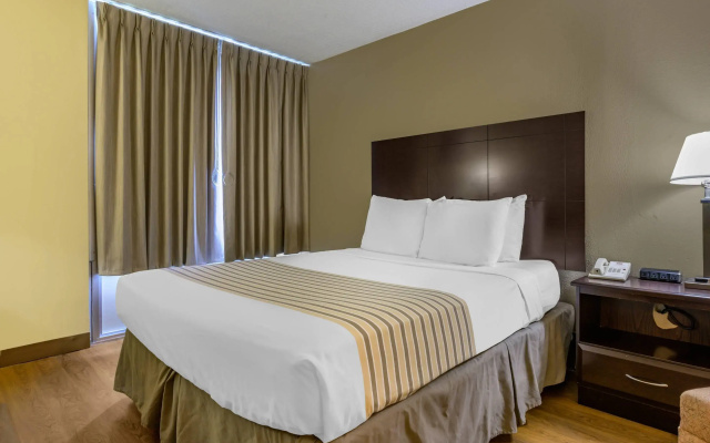 Econo Lodge Inn & Suites Triadelphia - Wheeling