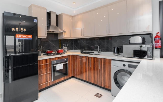 Superhost - Elegant Apartment With Balcony In Downtown