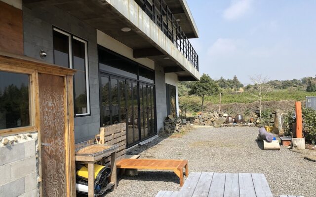 Sky Guesthouse & Cafe - Hostel