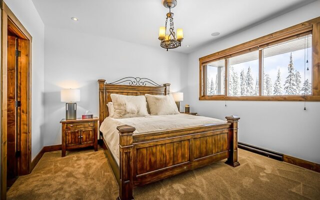 Inuksuk Lodge 4800 sq ft of Excellence