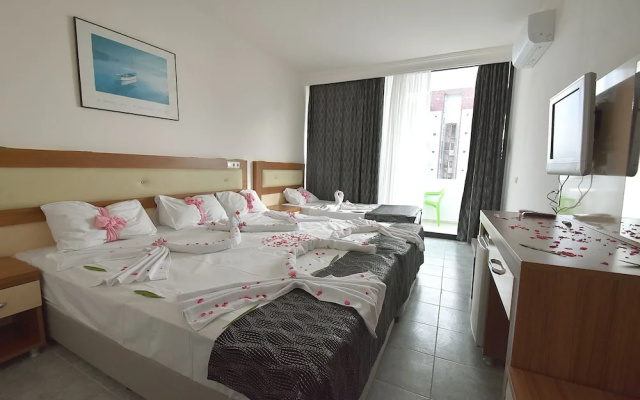 Vi̇va Beach Hotel