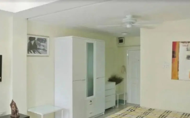 Spanish Place F1 R103