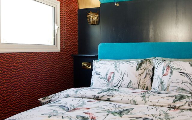 The Showman s Carriage King Bed Close to Beach