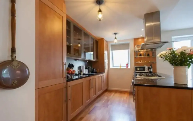 Holyrood Residence - Luxury Apartment With Parking