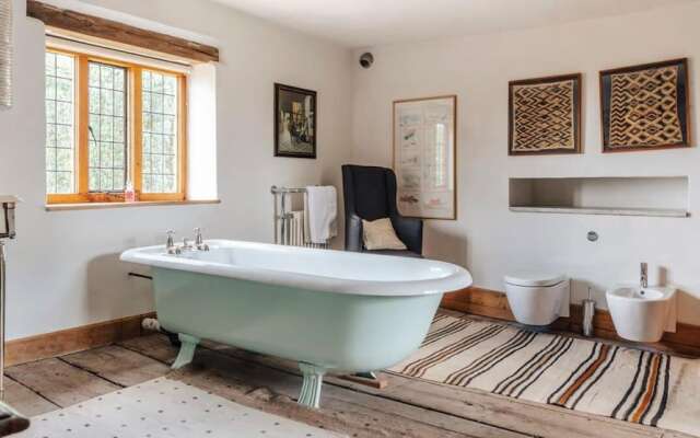 Lavish Tudor Hall Gardens - Sleeps 14