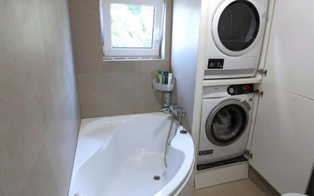 4 bedroom apartment in city center with air conditioning