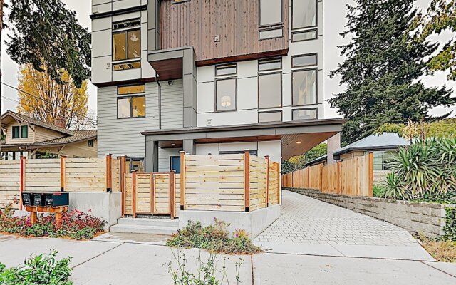 New Listing New Build Ballard Rooftop Deck 4 Bedroom Home