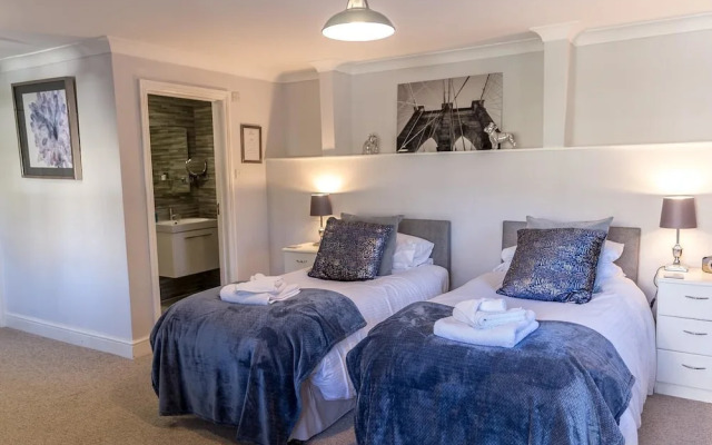 Cricketfield House - Guest House