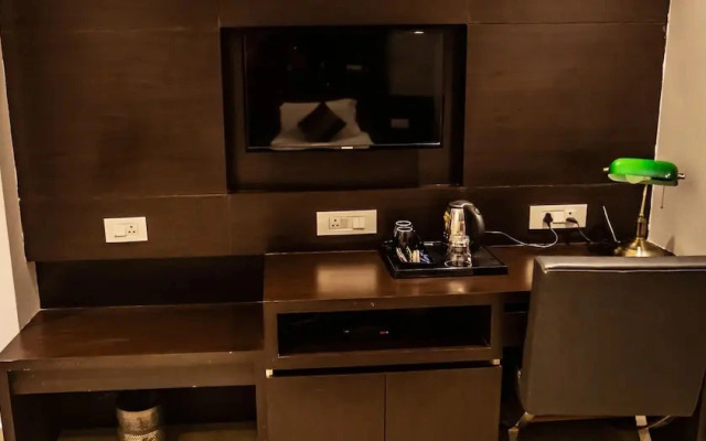 Hotel Crossroad by OYO Rooms