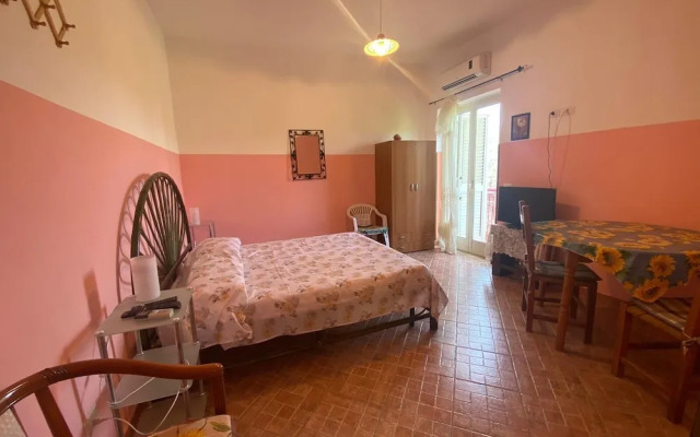 Room-michelangelo House, Mono