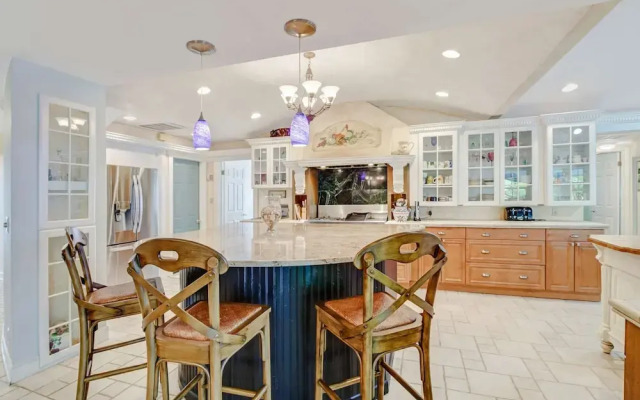 1034 Dolphin Dr