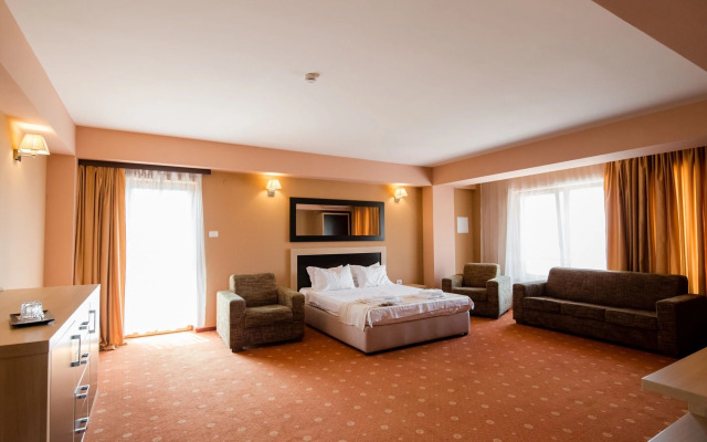 Hotel Oxford Inn & Suites