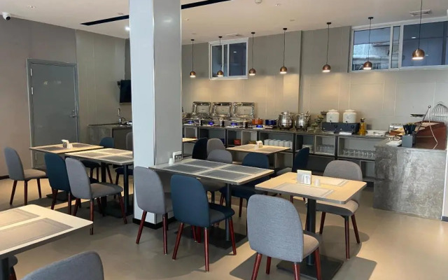 Home Inn Xinchang Jiangbin Middle Road