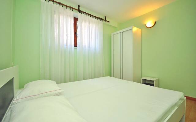 Pretty Apartment in Novalja with Garden near Zrče Beach