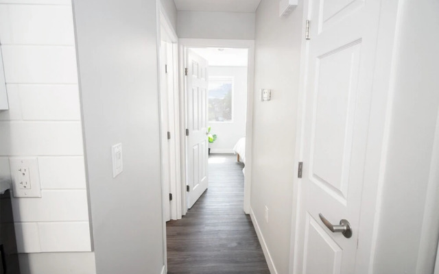 Modern 3BR Unit on Jessie Ave With Insuite Laundry