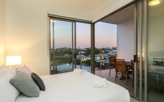 Luxury 1 Bedroom Top Floor Apartment With Balcony