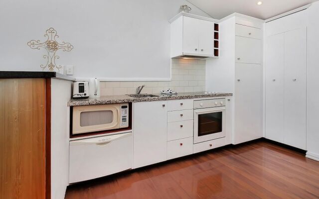 QV Spacious Waterfront Apartment - 748