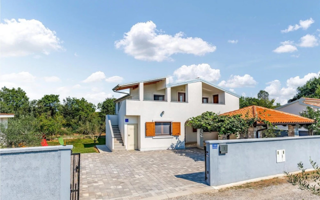 Amazing Home in Medulin With 3 Bedrooms and Wifi