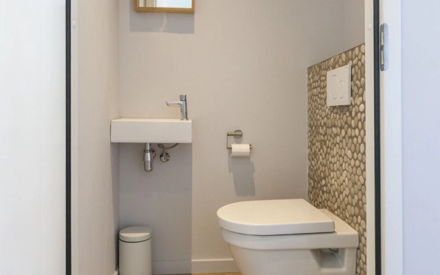 New and luxurious villa, a 5-minute walk from beach and dunes.