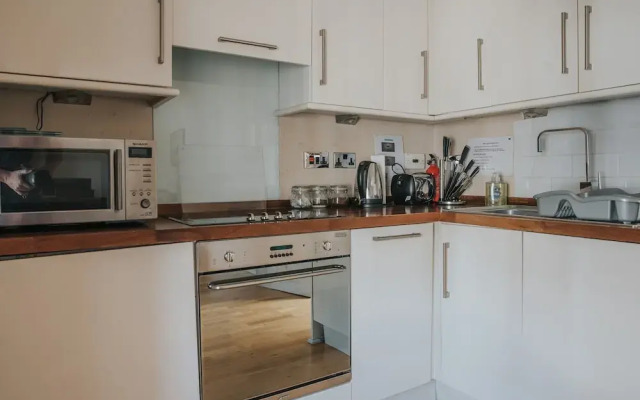 Reizand Apartments, Young St