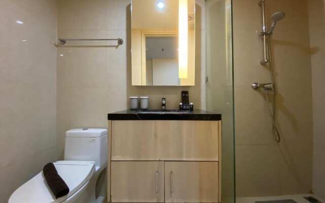 New And Homey Studio Apartment At Warhol (W/R) Residence