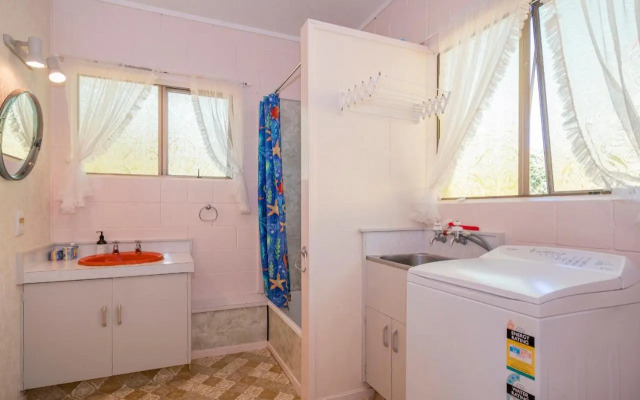 Cosy at Cooks - Cooks Beach Downstairs Holiday Unit