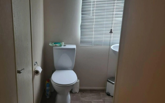 2 Bed Lodge - Sleeps 5 - Parking - Pets - Wifi