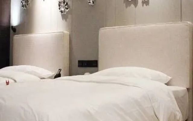 Maritime Hotel (Zhengzhou Century Amusement Park Zhongyuan Tower)