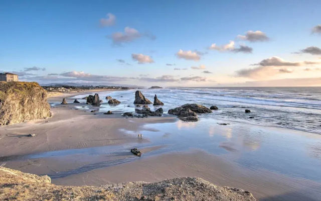 Spacious Bandon Getaway - 2 Blocks to Ocean!