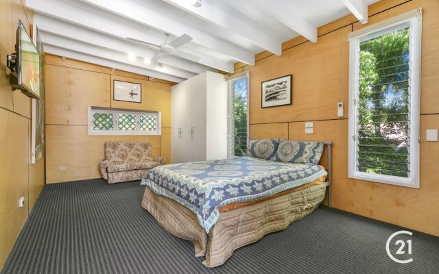 Dolphins Beach House - Hostel