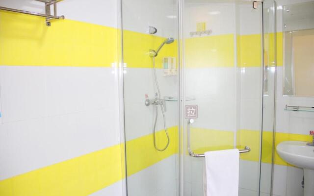 7 Days Inn Luoyang Wangcheng Avenue Shenglong Square Branch