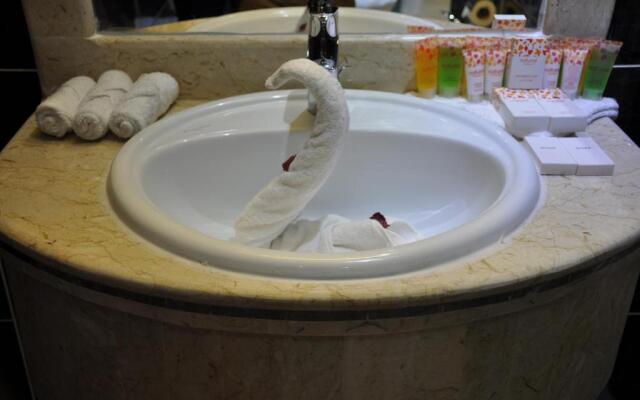 Al Bustan Crown Hotel 2