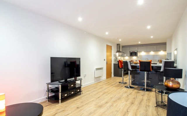 Stylish + Modern 2BR Riverside Apt, Free Parking