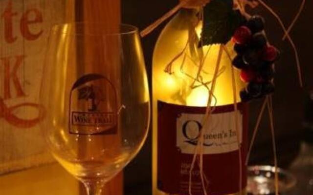 Queen's Inn By the River