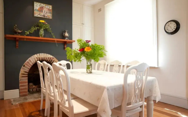 Lowena Cafe and Accommodation