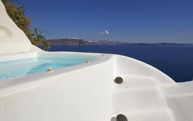 Liakada Oia Suites