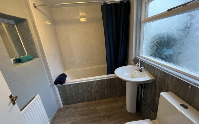 Traditional 3-bed Cottage, Log Burner & Sea Views!