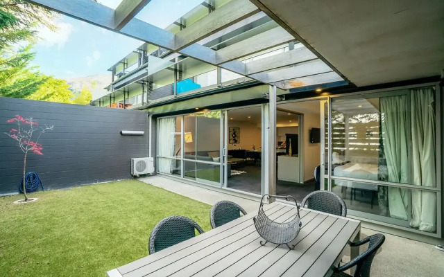 Central Location - Contemporary 2 Bedroom Aptm