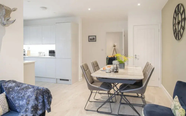 Stunning 2 BD with Patio & Free Parking
