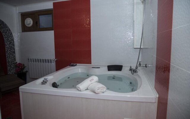 Hotel Emaly Green