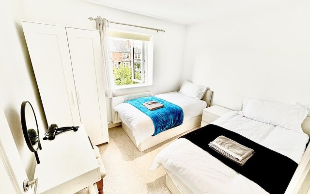 Stunning 3-bed House in the Heartreading