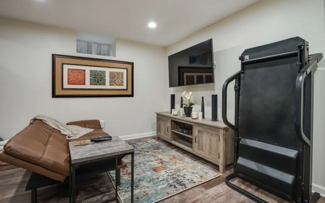 Chic Minneapolis Apt - 6 Blocks to Lake Nokomis!