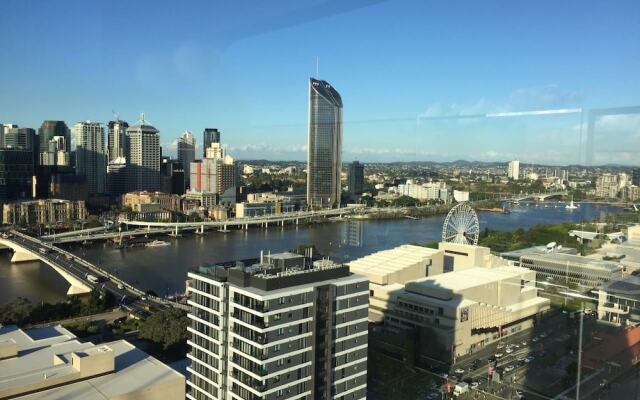 Luxury 2 Bed Apt In South Brisbane And Free Parking Qsb058