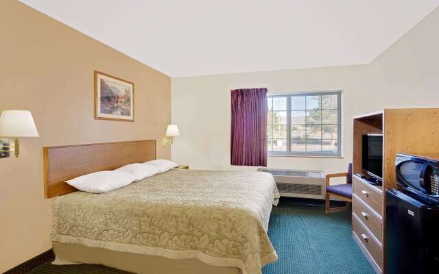 Super 8 by Wyndham Battle Mountain