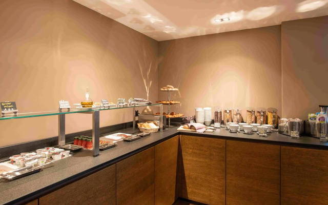 HOTEL illuster - Urban & Local