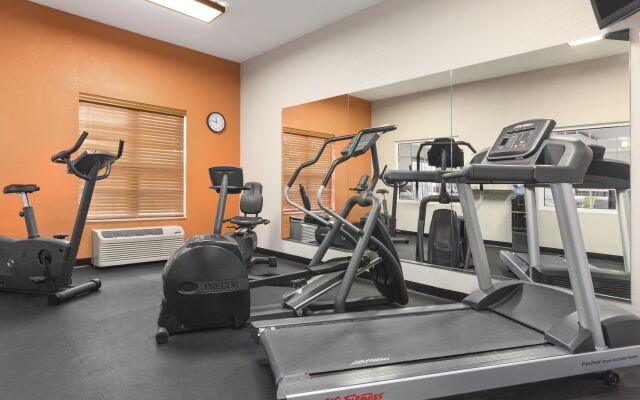 Country Inn & Suites by Radisson, Salina, KS