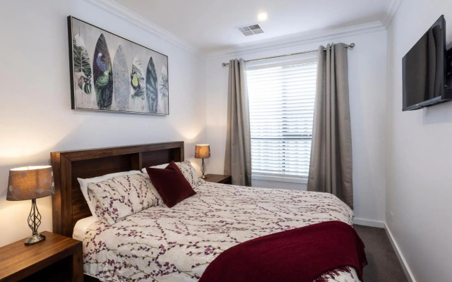 Cozy Getaway, King Bed with TV, NBN, Netflix, Nespresso