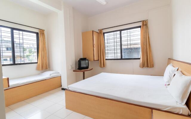 SPOT ON 37458 Hotel Rahi