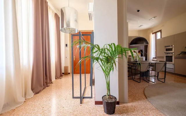 Venice Canal Palazzo Gracious and Modern 3 Bedroom Apartment