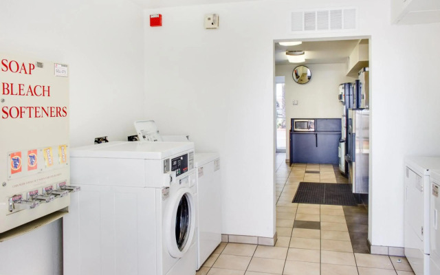Motel 6 Bakersfield, CA - South